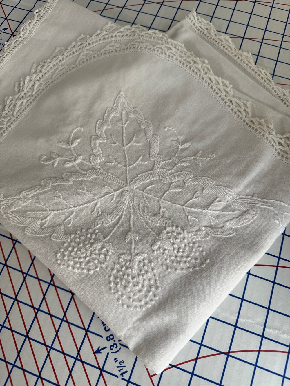 Vintage Madeira Hand Embroidered Linen Tablecloth White Berry Vine Crochet Lace